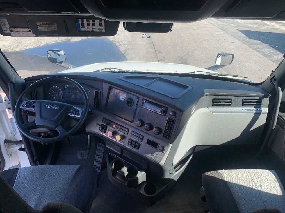 Sleeper Tractor-Heavy Duty Tractors-Freightliner-2022-T12664ST-Torrance-CA-247,405\n\t\tmiles-$ 104,000 - Image 12