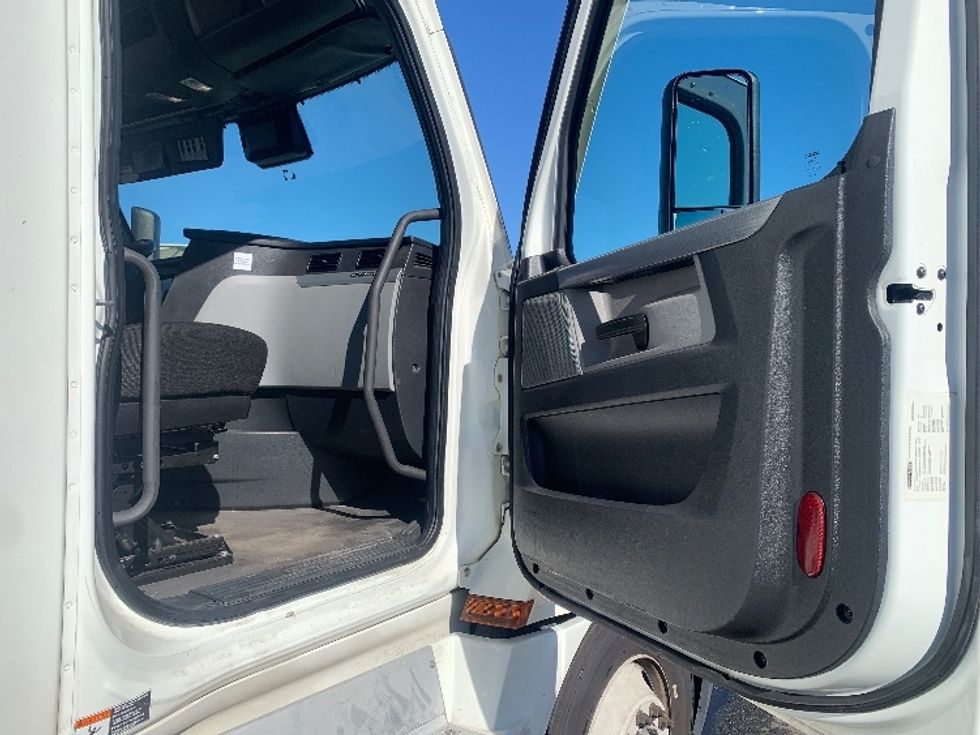 Sleeper Tractor-Heavy Duty Tractors-Freightliner-2022-T12664ST-Torrance-CA-247,405\n\t\tmiles-$ 104,000 - Image 13