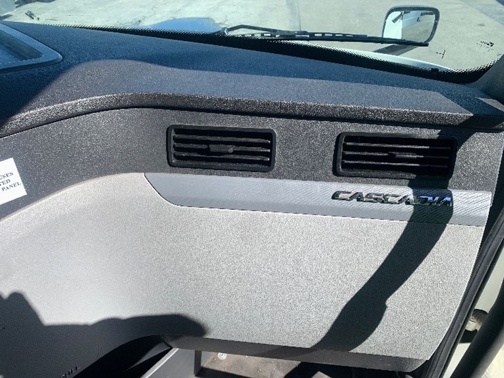 Sleeper Tractor-Heavy Duty Tractors-Freightliner-2022-T12664ST-Torrance-CA-247,405\n\t\tmiles-$ 104,000 - Image 14