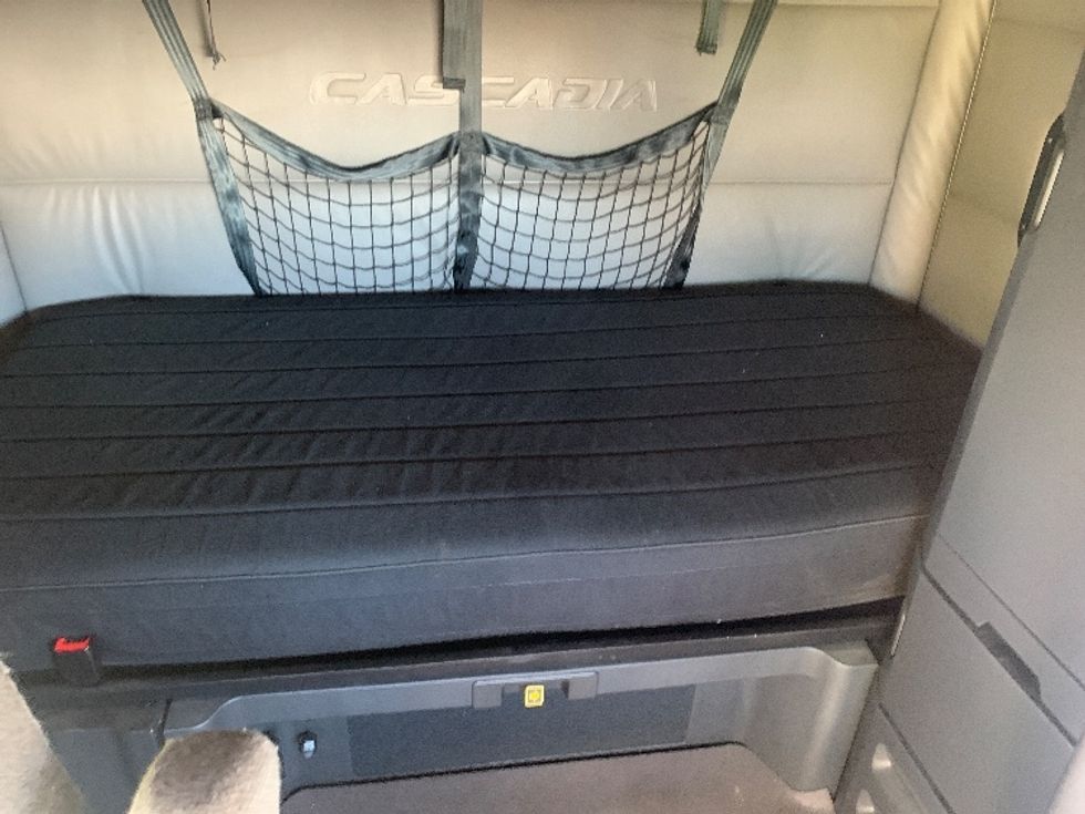 Sleeper Tractor-Heavy Duty Tractors-Freightliner-2022-T12664ST-Torrance-CA-247,405\n\t\tmiles-$ 104,000 - Image 16