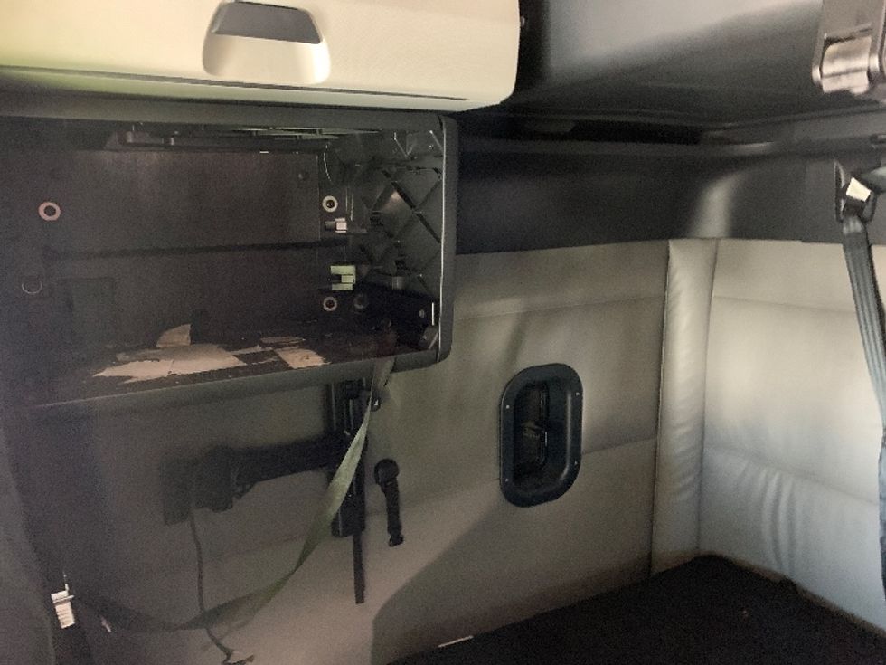 Sleeper Tractor-Heavy Duty Tractors-Freightliner-2022-T12664ST-Torrance-CA-247,405\n\t\tmiles-$ 104,000 - Image 19