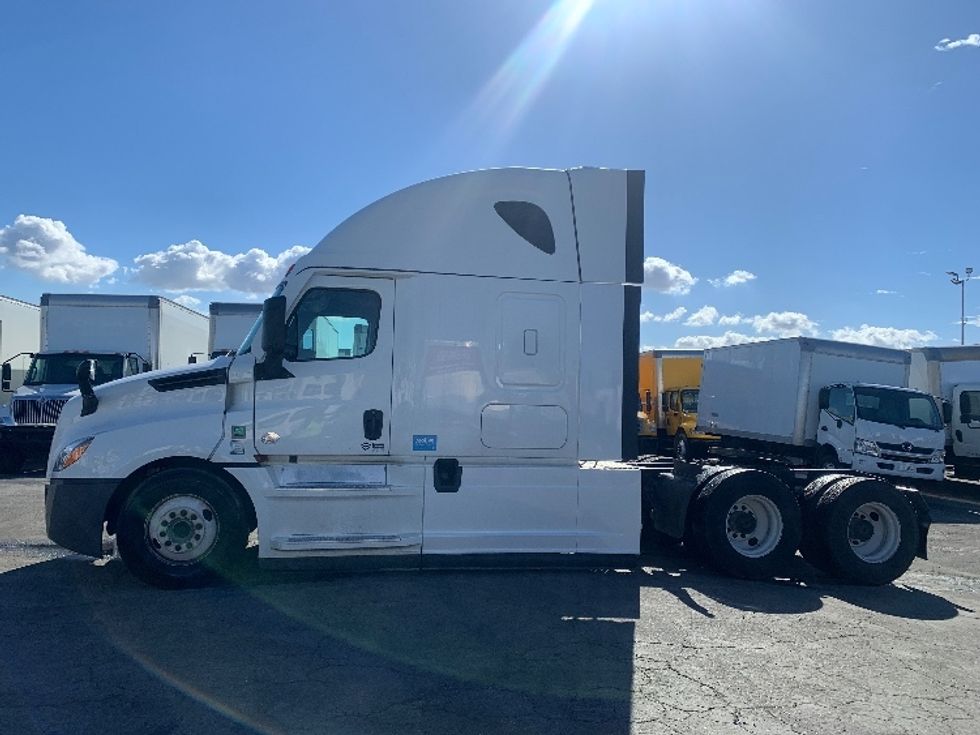 Sleeper Tractor-Heavy Duty Tractors-Freightliner-2022-T12664ST-Torrance-CA-247,405\n\t\tmiles-$ 104,000 - Image 4