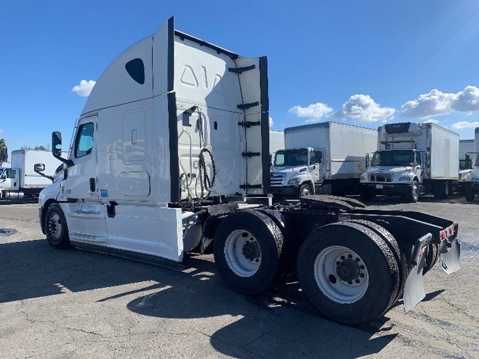 Sleeper Tractor-Heavy Duty Tractors-Freightliner-2022-T12664ST-Torrance-CA-247,405\n\t\tmiles-$ 104,000 - Image 5