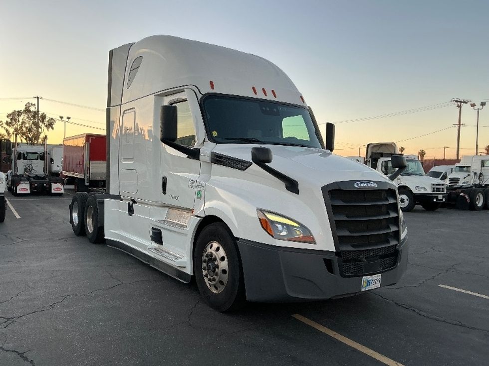 Sleeper Tractor-Heavy Duty Tractors-Freightliner-2022-T12664ST-Torrance-CA-299,546\n\t\tmiles-$ 93,250 - Image 1