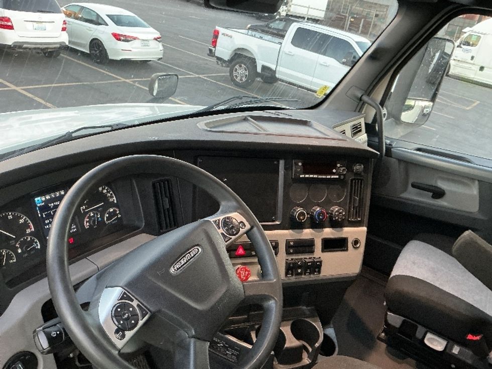Sleeper Tractor-Heavy Duty Tractors-Freightliner-2022-T12664ST-Torrance-CA-299,546\n\t\tmiles-$ 93,250 - Image 10