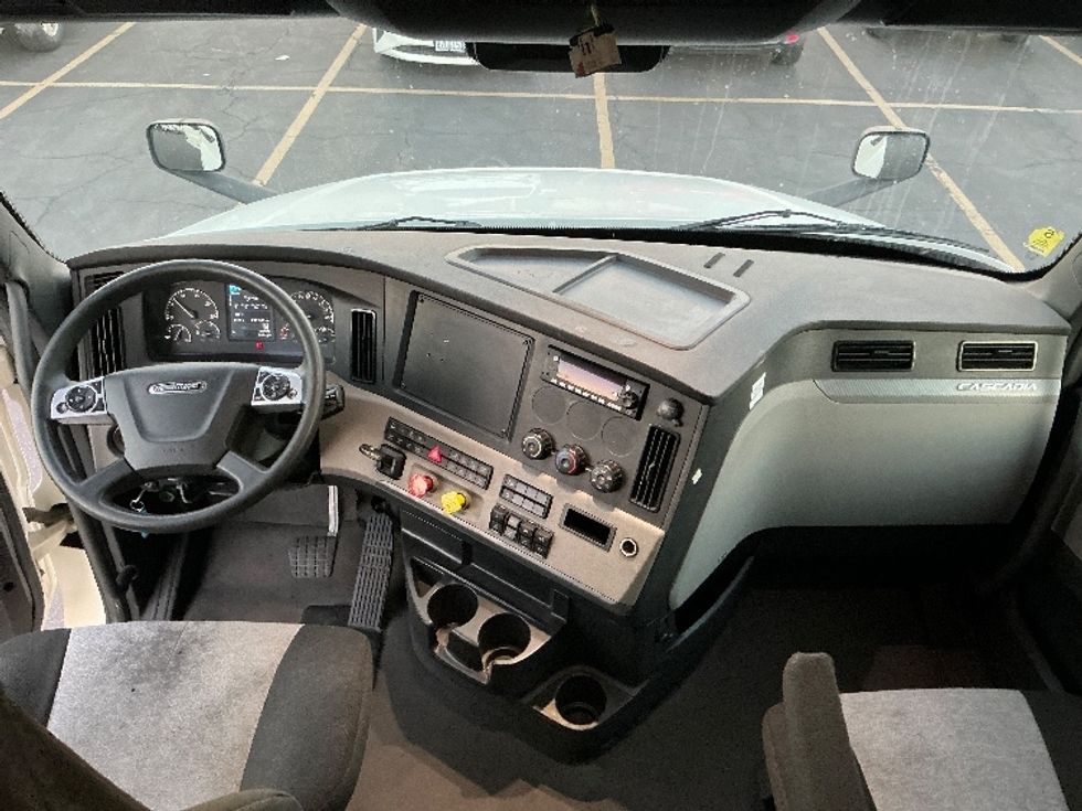 Sleeper Tractor-Heavy Duty Tractors-Freightliner-2022-T12664ST-Torrance-CA-299,546\n\t\tmiles-$ 93,250 - Image 12