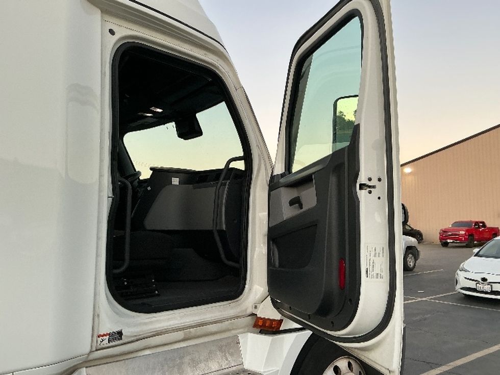 Sleeper Tractor-Heavy Duty Tractors-Freightliner-2022-T12664ST-Torrance-CA-299,546\n\t\tmiles-$ 93,250 - Image 13