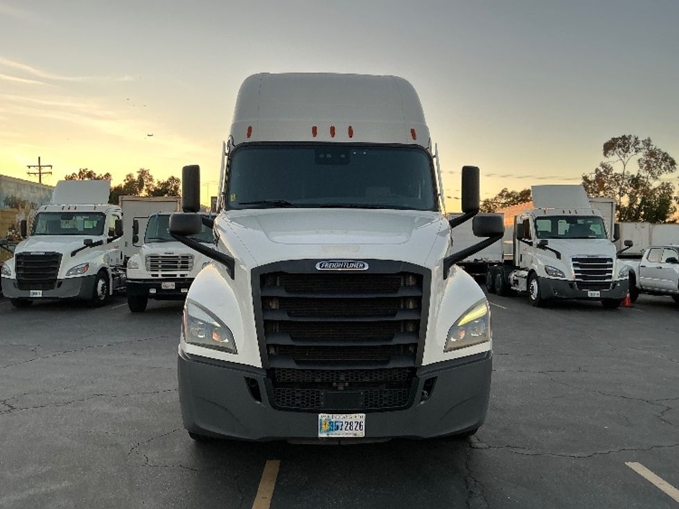 Sleeper Tractor-Heavy Duty Tractors-Freightliner-2022-T12664ST-Torrance-CA-299,546\n\t\tmiles-$ 93,250 - Image 2