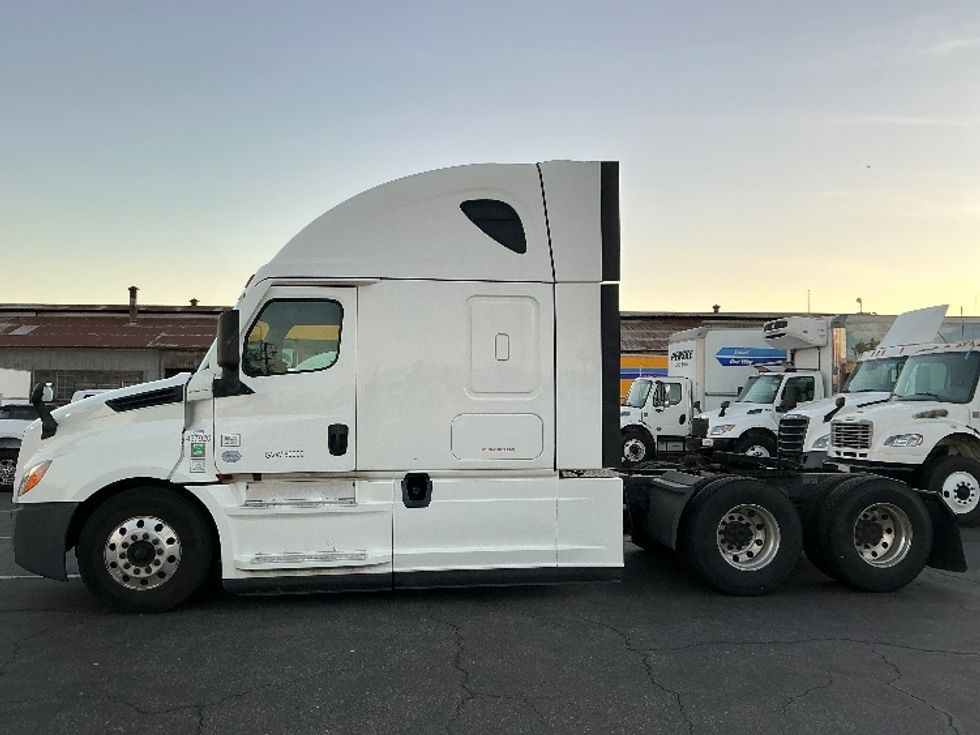 Sleeper Tractor-Heavy Duty Tractors-Freightliner-2022-T12664ST-Torrance-CA-299,546\n\t\tmiles-$ 93,250 - Image 4
