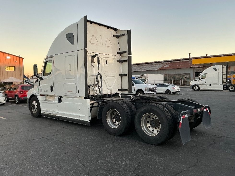 Sleeper Tractor-Heavy Duty Tractors-Freightliner-2022-T12664ST-Torrance-CA-299,546\n\t\tmiles-$ 93,250 - Image 5