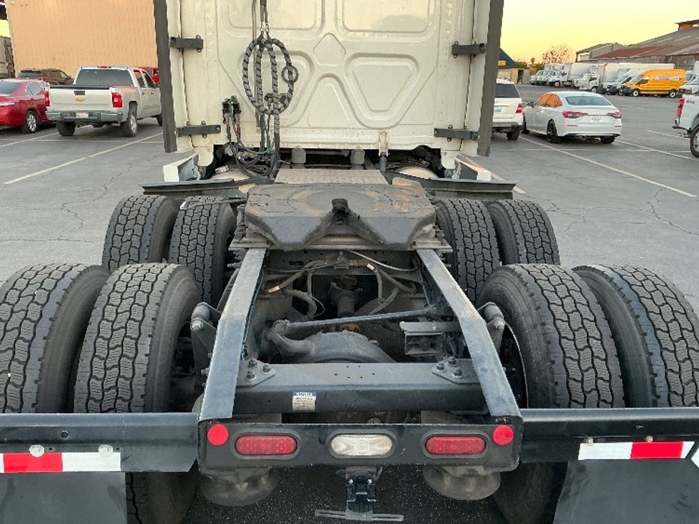 Sleeper Tractor-Heavy Duty Tractors-Freightliner-2022-T12664ST-Torrance-CA-299,546\n\t\tmiles-$ 93,250 - Image 6