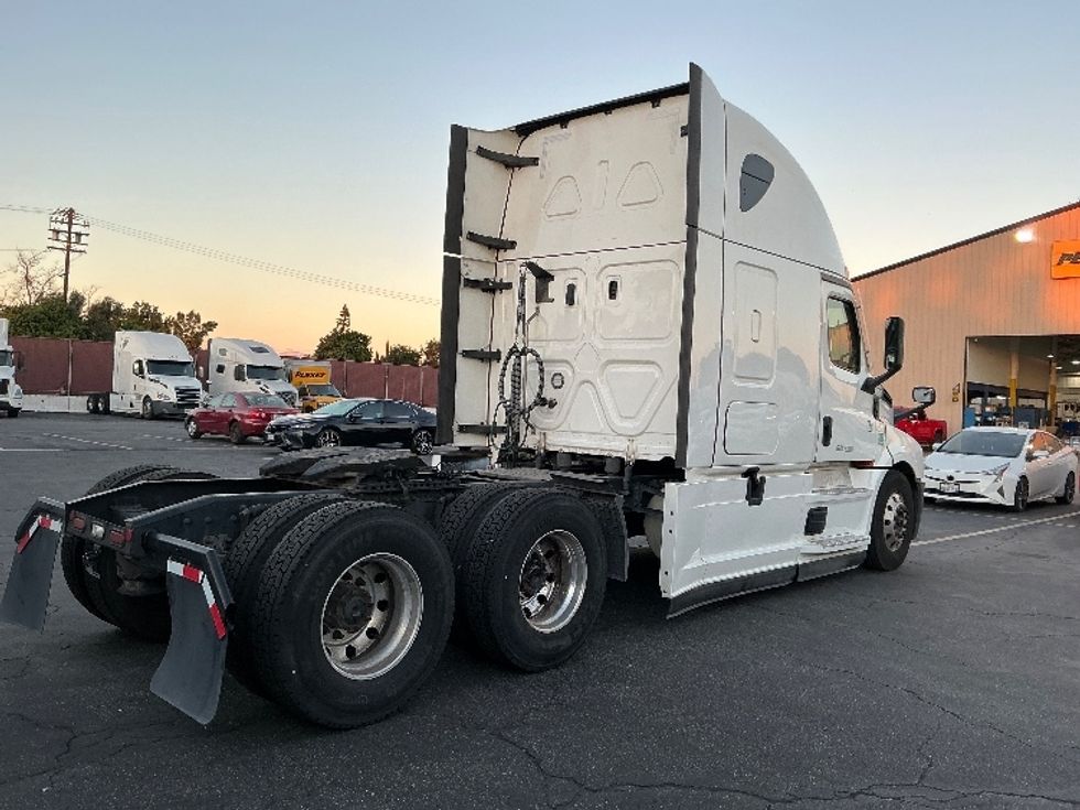 Sleeper Tractor-Heavy Duty Tractors-Freightliner-2022-T12664ST-Torrance-CA-299,546\n\t\tmiles-$ 93,250 - Image 7