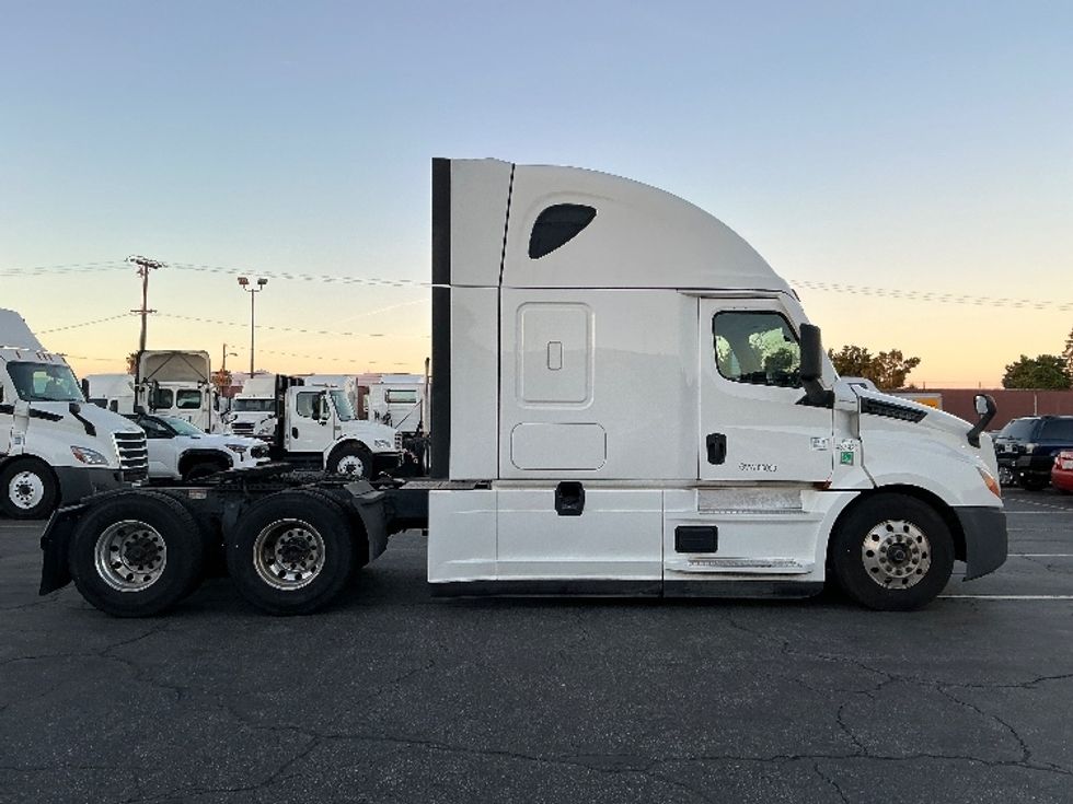 Sleeper Tractor-Heavy Duty Tractors-Freightliner-2022-T12664ST-Torrance-CA-299,546\n\t\tmiles-$ 93,250 - Image 8
