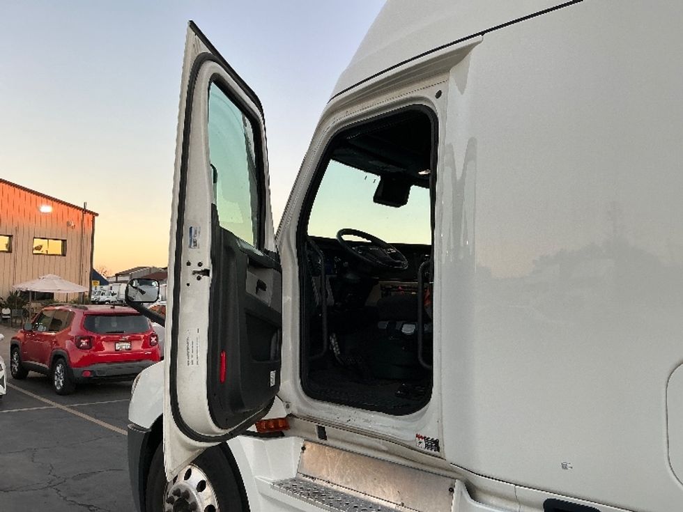 Sleeper Tractor-Heavy Duty Tractors-Freightliner-2022-T12664ST-Torrance-CA-299,546\n\t\tmiles-$ 93,250 - Image 9