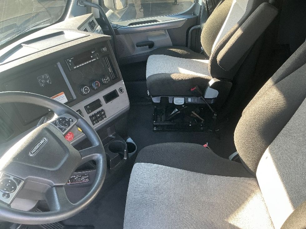 Sleeper Tractor-Heavy Duty Tractors-Freightliner-2022-T12664ST-Torrance-CA-350,197\n\t\tmiles-$ 90,500 - Image 10