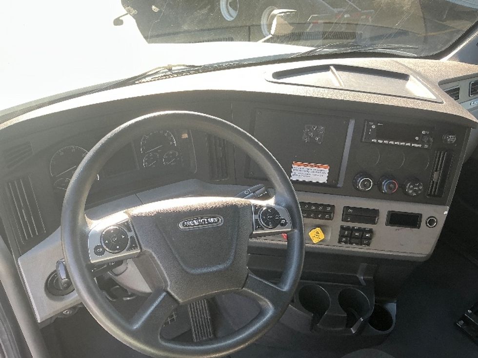 Sleeper Tractor-Heavy Duty Tractors-Freightliner-2022-T12664ST-Torrance-CA-350,197\n\t\tmiles-$ 90,500 - Image 11