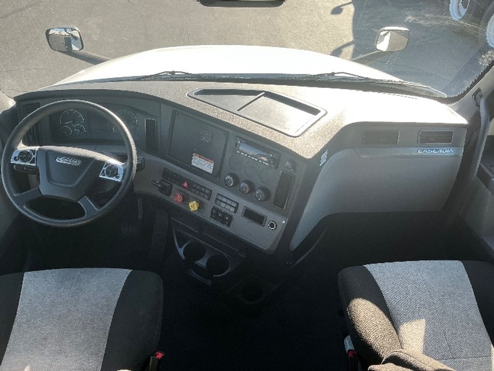 Sleeper Tractor-Heavy Duty Tractors-Freightliner-2022-T12664ST-Torrance-CA-350,197\n\t\tmiles-$ 90,500 - Image 12