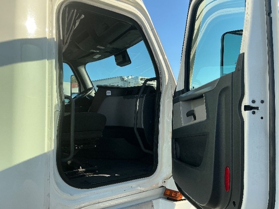 Sleeper Tractor-Heavy Duty Tractors-Freightliner-2022-T12664ST-Torrance-CA-350,197\n\t\tmiles-$ 90,500 - Image 13