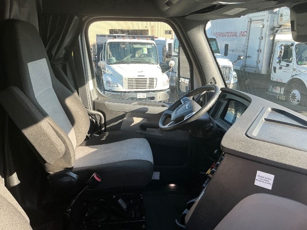 Sleeper Tractor-Heavy Duty Tractors-Freightliner-2022-T12664ST-Torrance-CA-350,197\n\t\tmiles-$ 90,500 - Image 15