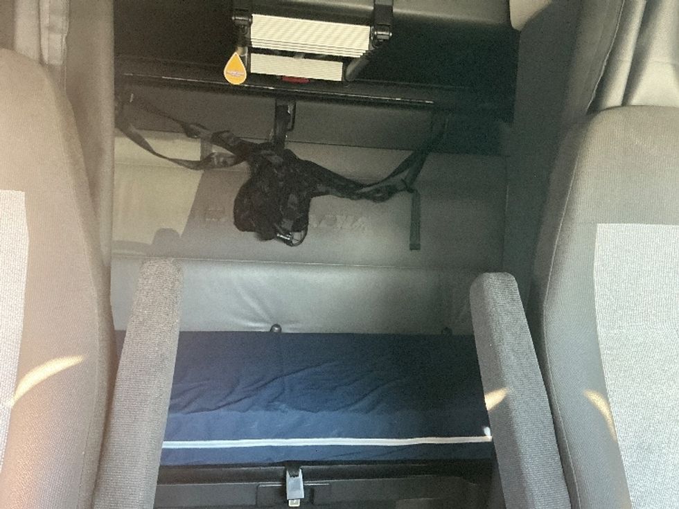 Sleeper Tractor-Heavy Duty Tractors-Freightliner-2022-T12664ST-Torrance-CA-350,197\n\t\tmiles-$ 90,500 - Image 16