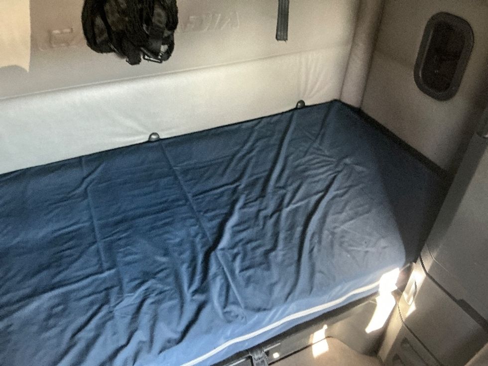 Sleeper Tractor-Heavy Duty Tractors-Freightliner-2022-T12664ST-Torrance-CA-350,197\n\t\tmiles-$ 90,500 - Image 17