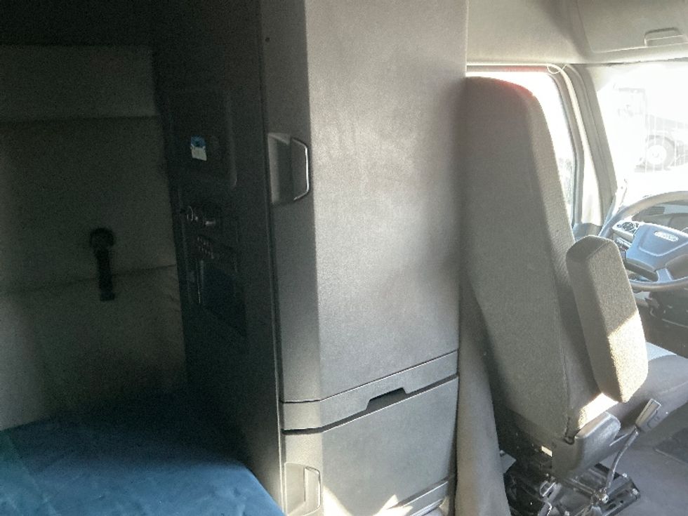 Sleeper Tractor-Heavy Duty Tractors-Freightliner-2022-T12664ST-Torrance-CA-350,197\n\t\tmiles-$ 90,500 - Image 18