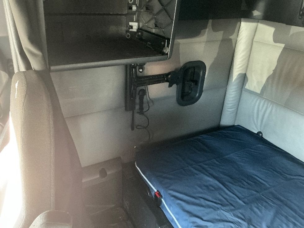Sleeper Tractor-Heavy Duty Tractors-Freightliner-2022-T12664ST-Torrance-CA-350,197\n\t\tmiles-$ 90,500 - Image 19