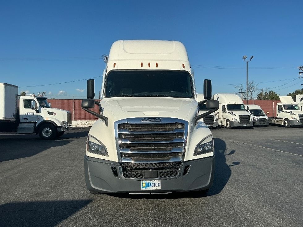 Sleeper Tractor-Heavy Duty Tractors-Freightliner-2022-T12664ST-Torrance-CA-350,197\n\t\tmiles-$ 90,500 - Image 2