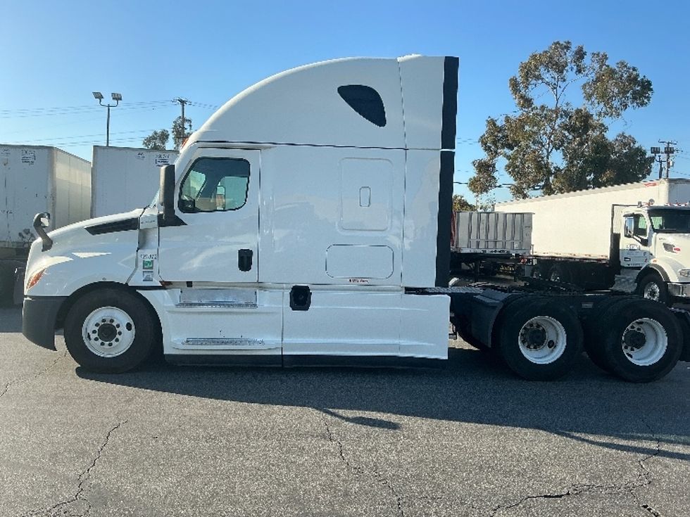 Sleeper Tractor-Heavy Duty Tractors-Freightliner-2022-T12664ST-Torrance-CA-350,197\n\t\tmiles-$ 90,500 - Image 4