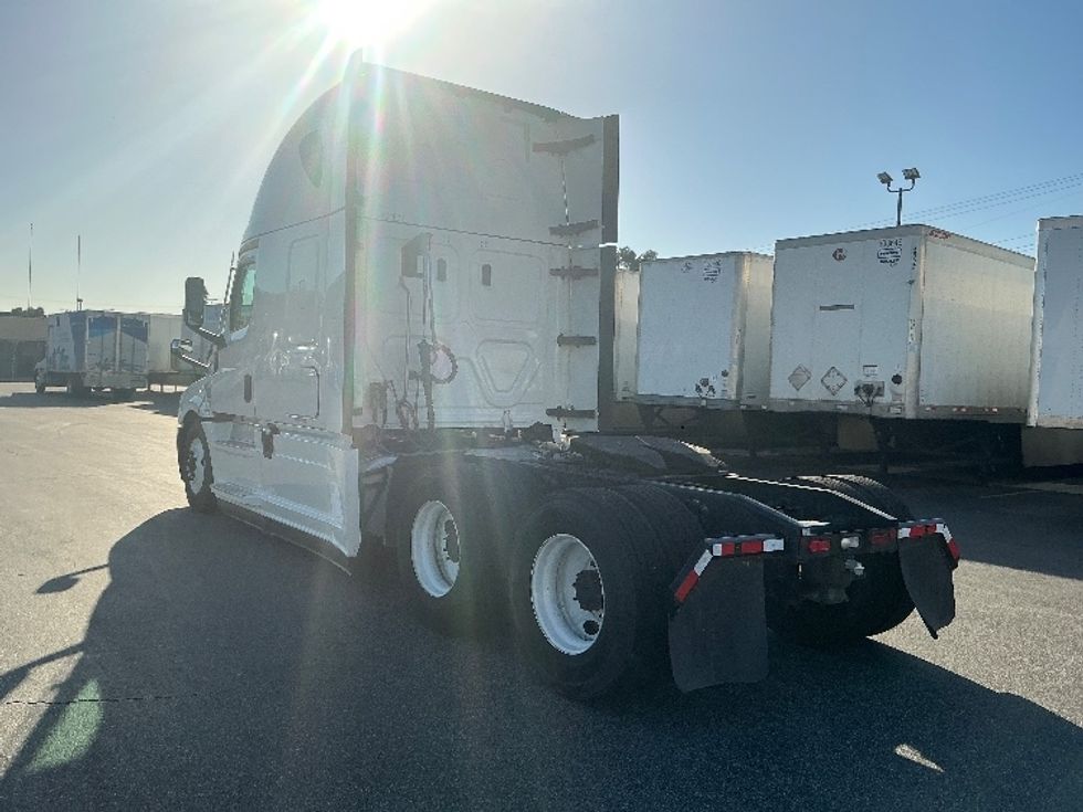 Sleeper Tractor-Heavy Duty Tractors-Freightliner-2022-T12664ST-Torrance-CA-350,197\n\t\tmiles-$ 90,500 - Image 5