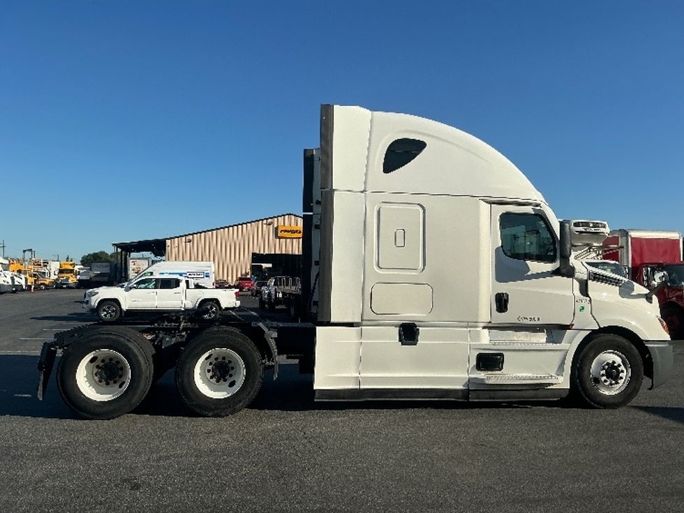 Sleeper Tractor-Heavy Duty Tractors-Freightliner-2022-T12664ST-Torrance-CA-350,197\n\t\tmiles-$ 90,500 - Image 8