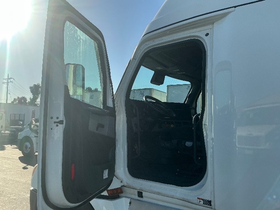 Sleeper Tractor-Heavy Duty Tractors-Freightliner-2022-T12664ST-Torrance-CA-350,197\n\t\tmiles-$ 90,500 - Image 9