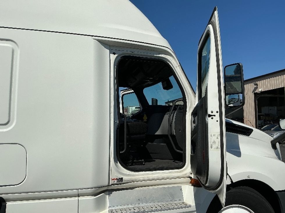 Sleeper Tractor-Heavy Duty Tractors-Freightliner-2022-T12664ST-Torrance-CA-373,928\n\t\tmiles-$ 85,000 - Image 13