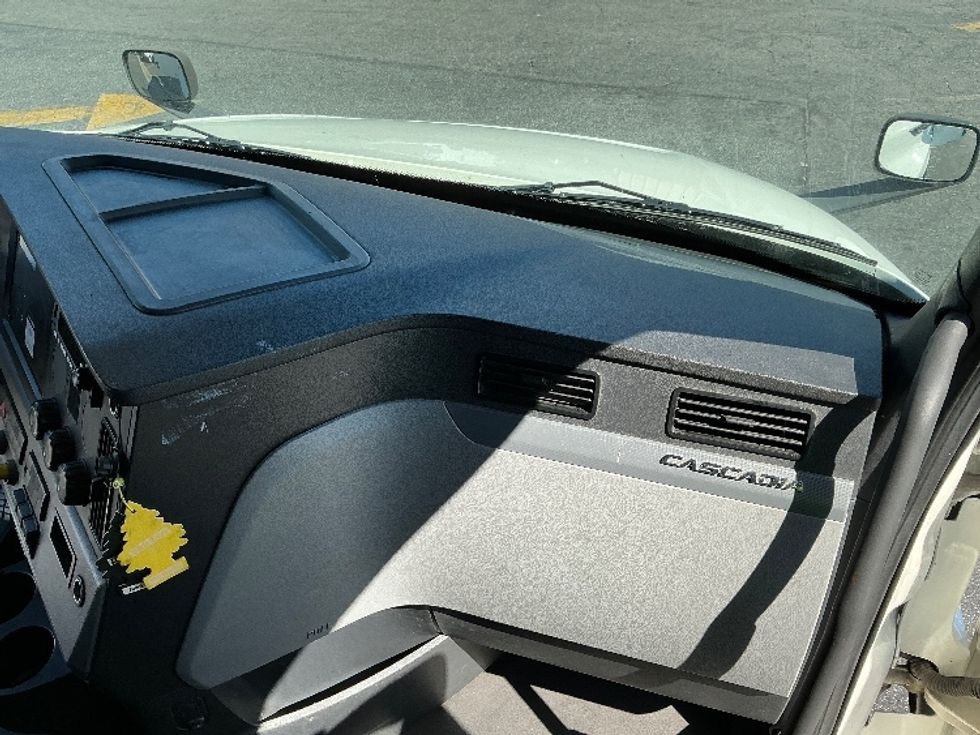 Sleeper Tractor-Heavy Duty Tractors-Freightliner-2022-T12664ST-Torrance-CA-373,928\n\t\tmiles-$ 85,000 - Image 14