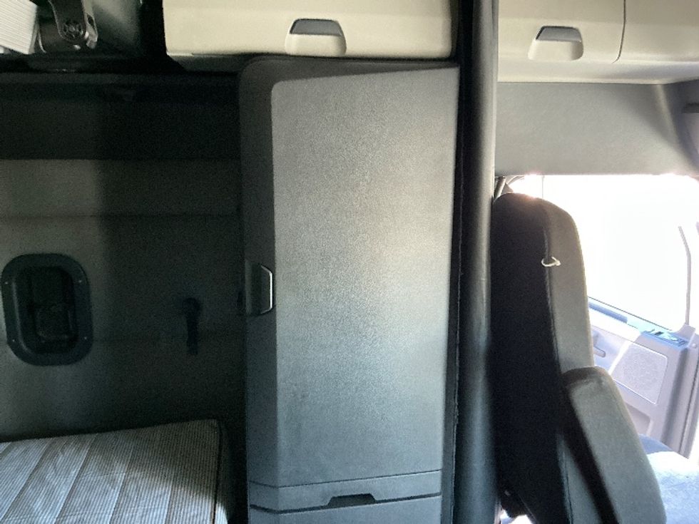 Sleeper Tractor-Heavy Duty Tractors-Freightliner-2022-T12664ST-Torrance-CA-373,928\n\t\tmiles-$ 85,000 - Image 15