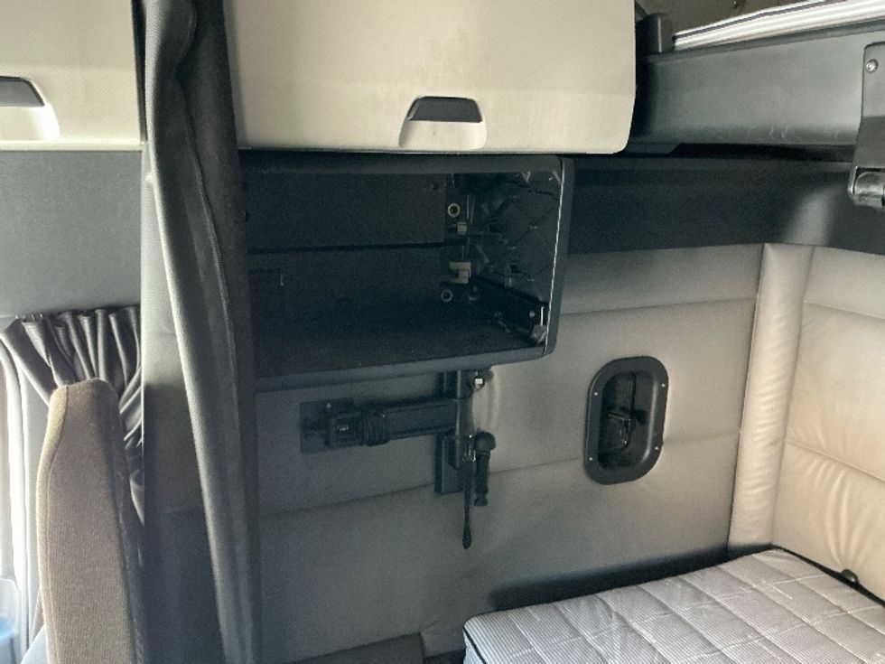 Sleeper Tractor-Heavy Duty Tractors-Freightliner-2022-T12664ST-Torrance-CA-373,928\n\t\tmiles-$ 85,000 - Image 16