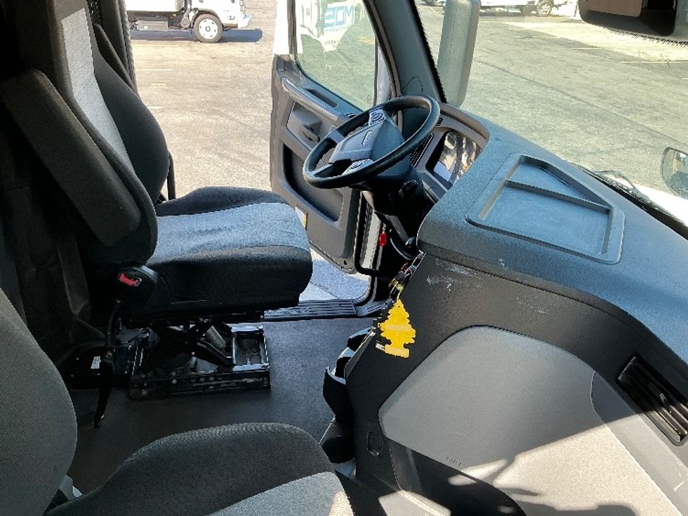 Sleeper Tractor-Heavy Duty Tractors-Freightliner-2022-T12664ST-Torrance-CA-373,928\n\t\tmiles-$ 85,000 - Image 19