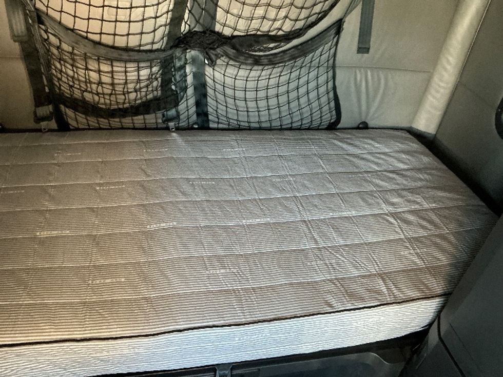 Sleeper Tractor-Heavy Duty Tractors-Freightliner-2022-T12664ST-Torrance-CA-373,928\n\t\tmiles-$ 85,000 - Image 21