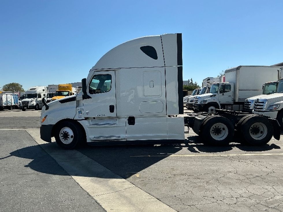 Sleeper Tractor-Heavy Duty Tractors-Freightliner-2022-T12664ST-Torrance-CA-373,928\n\t\tmiles-$ 85,000 - Image 4