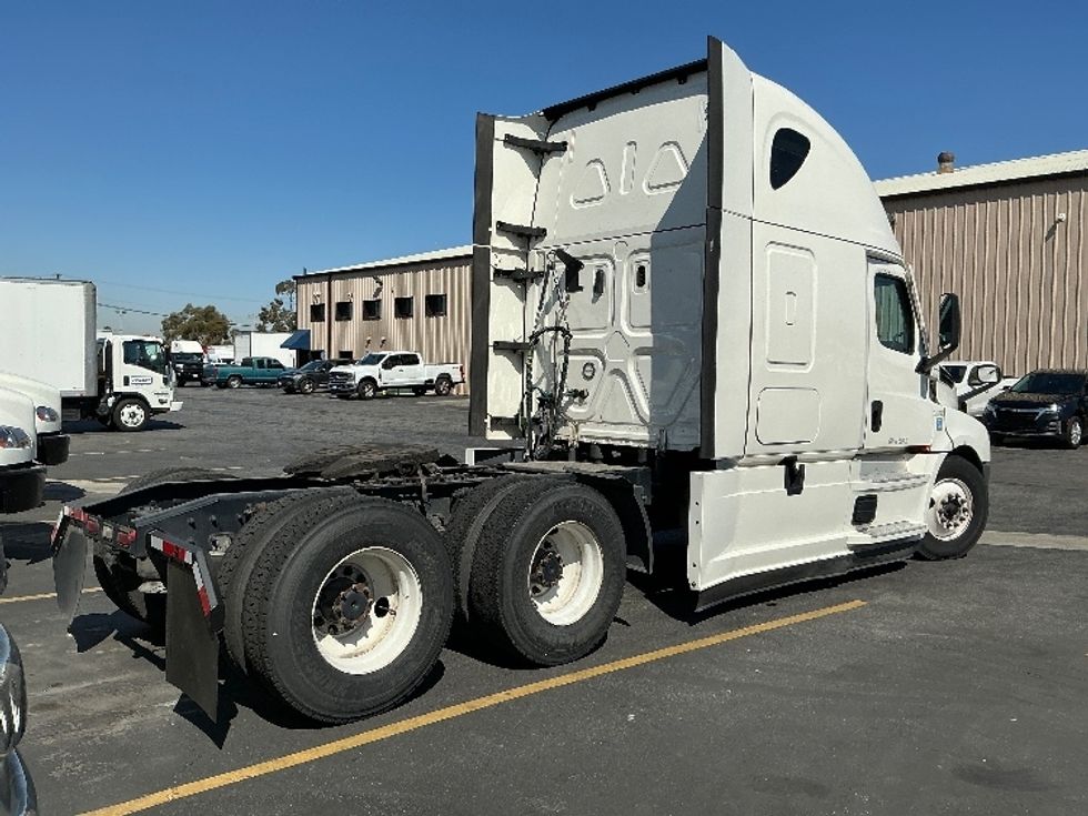 Sleeper Tractor-Heavy Duty Tractors-Freightliner-2022-T12664ST-Torrance-CA-373,928\n\t\tmiles-$ 85,000 - Image 7