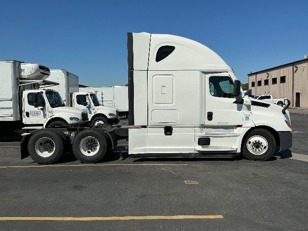 Sleeper Tractor-Heavy Duty Tractors-Freightliner-2022-T12664ST-Torrance-CA-373,928\n\t\tmiles-$ 85,000 - Image 8