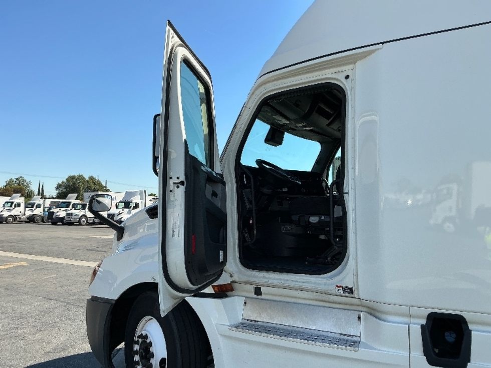Sleeper Tractor-Heavy Duty Tractors-Freightliner-2022-T12664ST-Torrance-CA-373,928\n\t\tmiles-$ 85,000 - Image 9