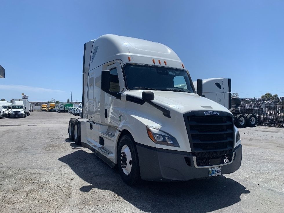 Sleeper Tractor-Heavy Duty Tractors-Freightliner-2022-T12664ST-Torrance-CA-384,105\n\t\tmiles-$ 85,000 - Image 1