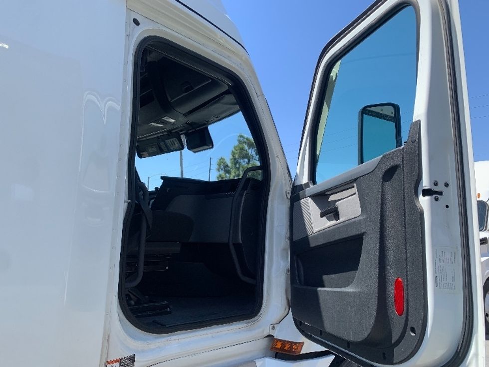 Sleeper Tractor-Heavy Duty Tractors-Freightliner-2022-T12664ST-Torrance-CA-384,105\n\t\tmiles-$ 85,000 - Image 13