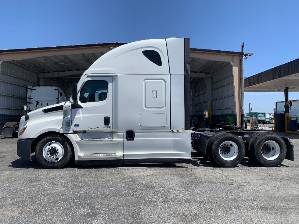 Sleeper Tractor-Heavy Duty Tractors-Freightliner-2022-T12664ST-Torrance-CA-384,105\n\t\tmiles-$ 85,000 - Image 4