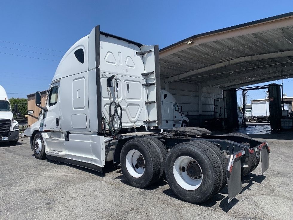 Sleeper Tractor-Heavy Duty Tractors-Freightliner-2022-T12664ST-Torrance-CA-384,105\n\t\tmiles-$ 85,000 - Image 5