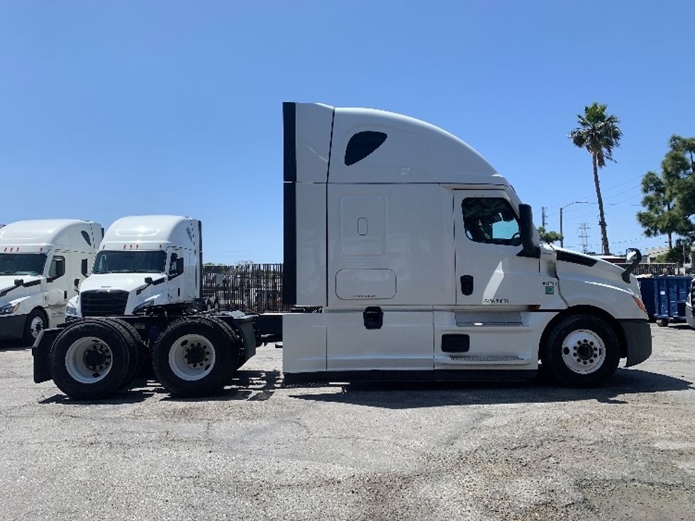 Sleeper Tractor-Heavy Duty Tractors-Freightliner-2022-T12664ST-Torrance-CA-384,105\n\t\tmiles-$ 85,000 - Image 8