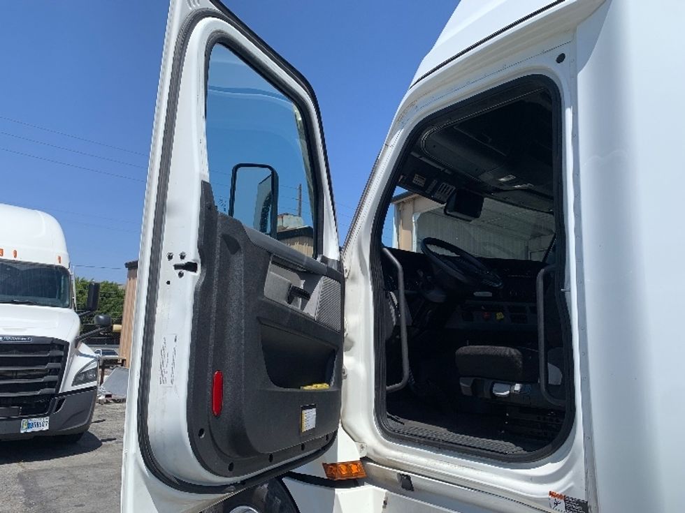 Sleeper Tractor-Heavy Duty Tractors-Freightliner-2022-T12664ST-Torrance-CA-384,105\n\t\tmiles-$ 85,000 - Image 9