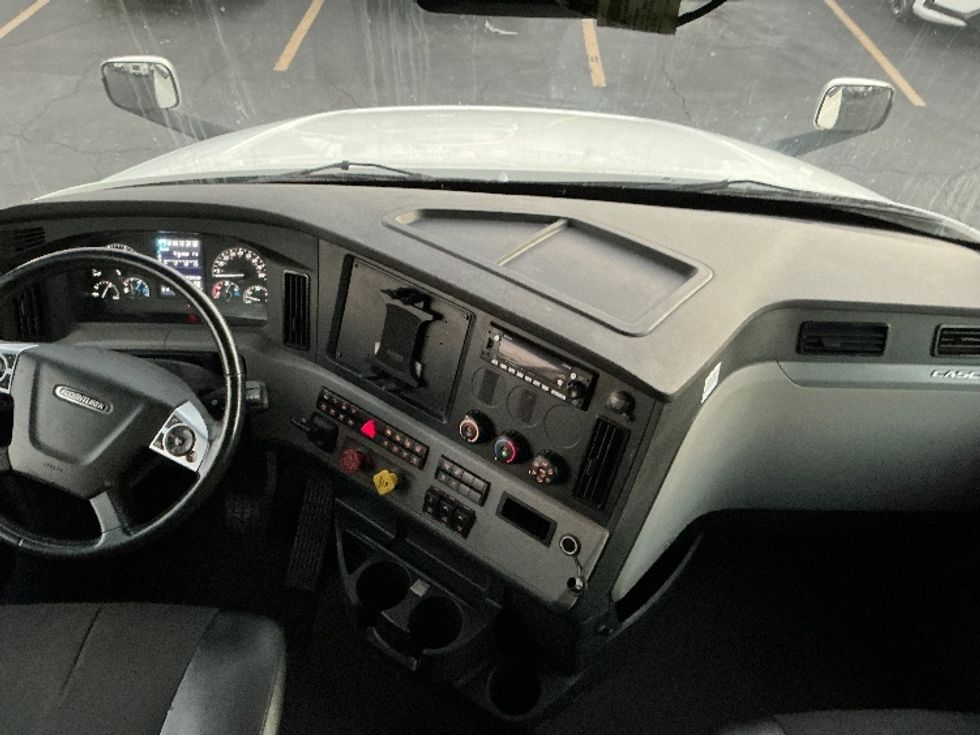 Sleeper Tractor-Heavy Duty Tractors-Freightliner-2022-T12664ST-Torrance-CA-449,545\n\t\tmiles-$ 80,250 - Image 12