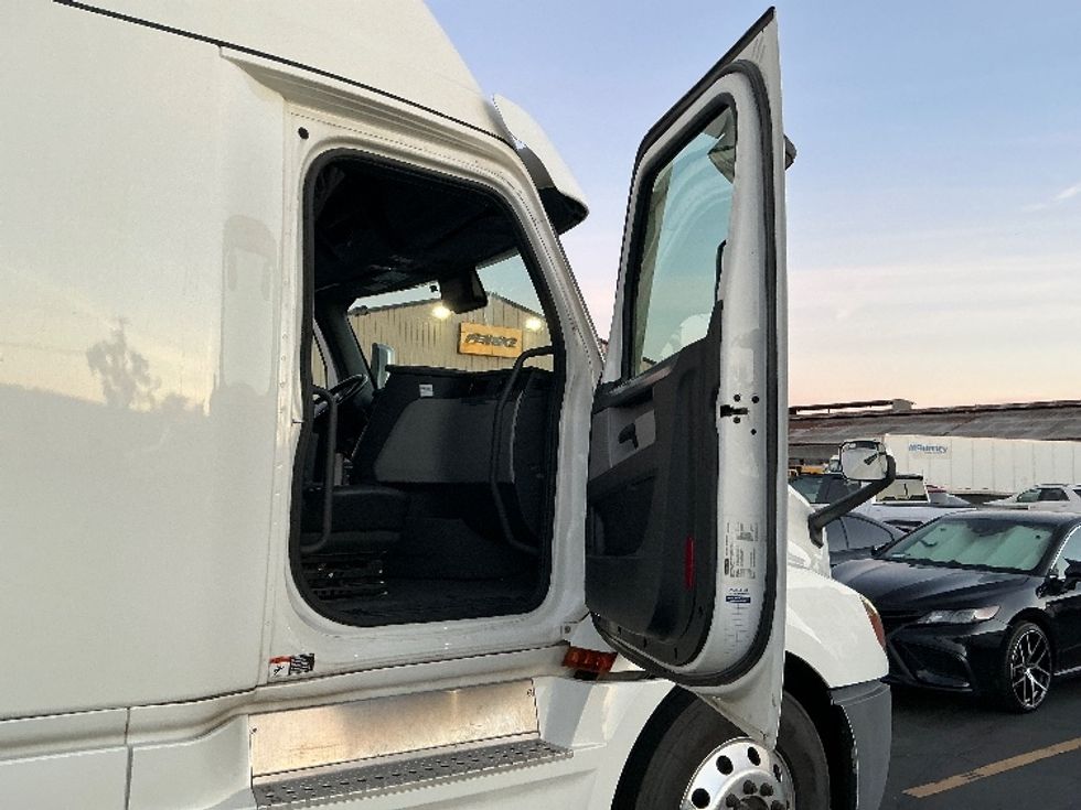 Sleeper Tractor-Heavy Duty Tractors-Freightliner-2022-T12664ST-Torrance-CA-449,545\n\t\tmiles-$ 80,250 - Image 13